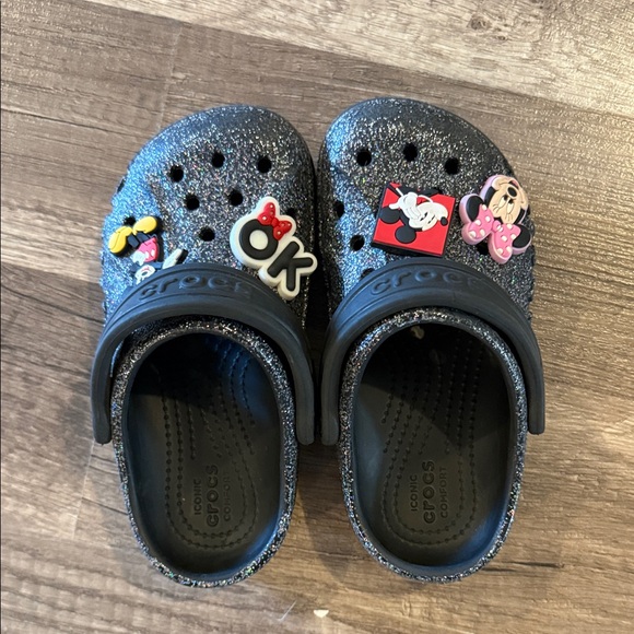 CROCS Kids Glitter Slippers - Black with Fun Charms - Picture 1 of 4